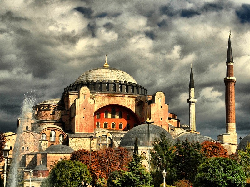 Image of Hagia Sophia on a cloudy day