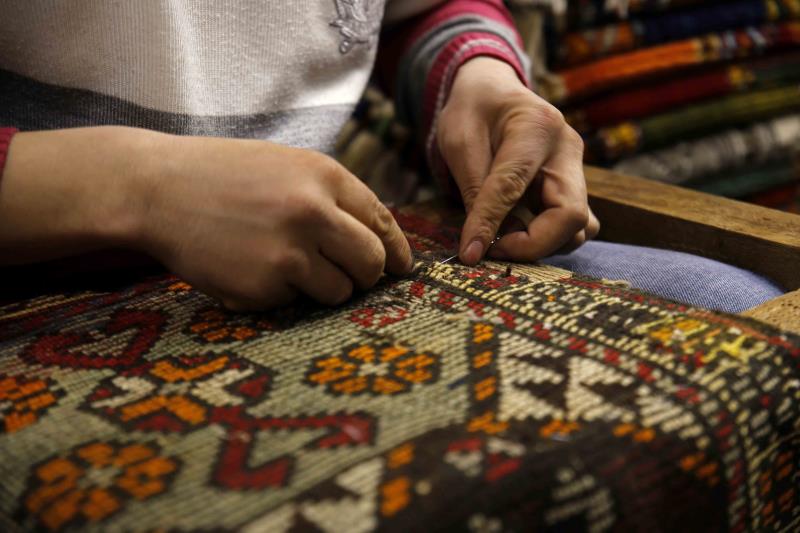 Image of person making a Turkish rug