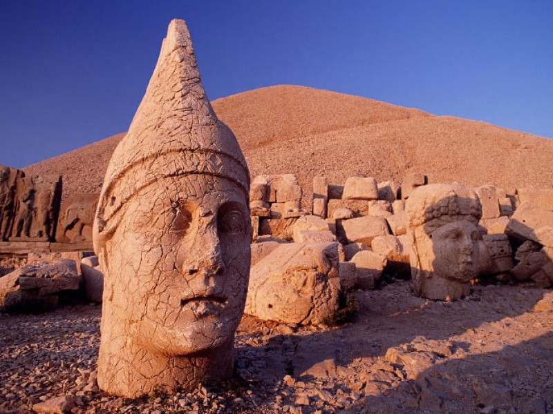 Image of Nemrut mountain, stone heads at the background