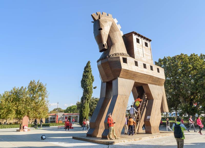 Trojan horse statue in town square